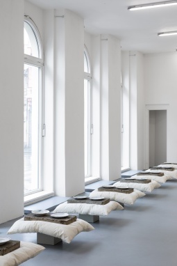 Sráč Sam – Slibuji, 2025, participativní instalace, SVĚTOVA 1 © Jonáš Verešpej